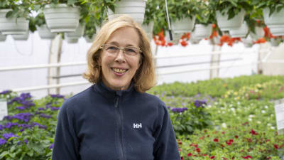 Ann-Charlotte Castell driver Hagalandets handelsträdgård i Ingå. 