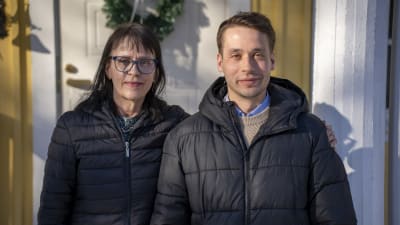 Jaana Wickström med sonen Henrik, nyvald riksdagsledamot.