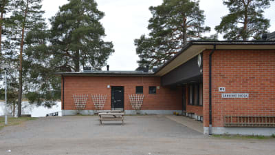 Röd tegelbyggnad från 70-talet, har skylten Särkimo skola.