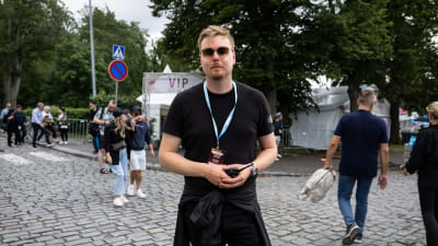 Festivalfunktionär i mörka kläder