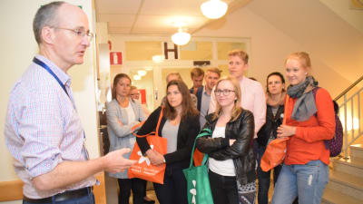 Överläkare John Shaw presenterar hvc.