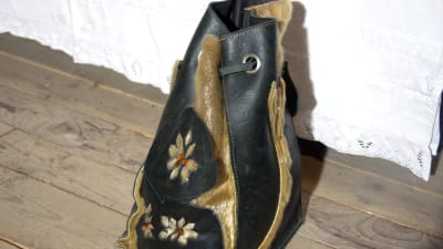 Bild på en Anita Storms gjorda handväskor i sälpäls. 