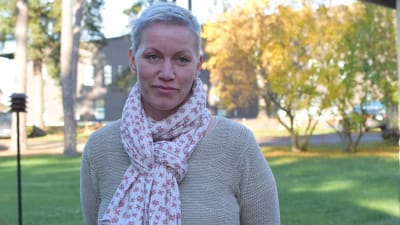 En kvinna som heter Bodil Strandström, hon jobbar med förebyggande missbrukarvård i Raseborg.