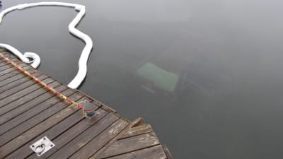 En bil som ligger på bottnet av havet, cirka 3 meters djup intill bryggan.