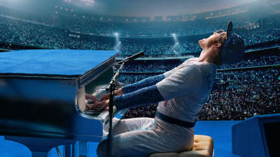 Elton John (Taron Egerton) spelar piano inför en stor publik.