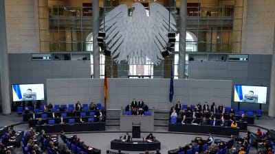 Ukrainas president talar per videolänk till den tyska förbundsdagen.