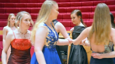 Flickor från tvån i Korsholms gymnasium dansar de äldstes dans.