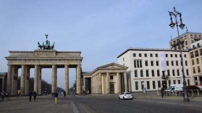 Eugen Gomringers dikt avenidas på fasaden vid stiftelsen Brandenburger Tor i Berlin