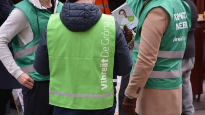 De grönas valarbetare på valgatan i Åbo, partiets emblem syns på ryggen. 