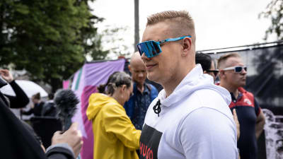 Profilbild av manlig festivalbesökare med solglasögon