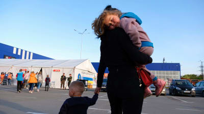 En mamma med två barn i ett flyktingcentrum i staden Zaporizjzja, norr om Mariupol.