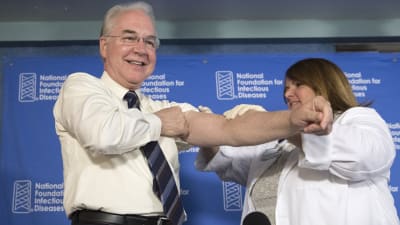 Tidigare hälsovårdsministern i USA Tom Price får influensavaccin. 