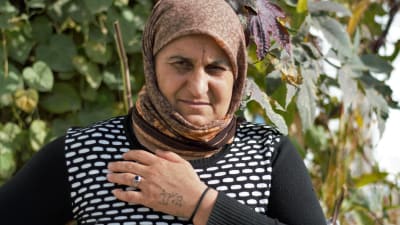 Yazidisk kvinna med namnet tatuerat på vänster hand