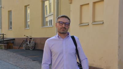 Krister Lindman står på en gata.
