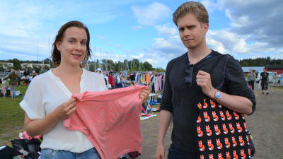 En kvinna och en man på loppisen.