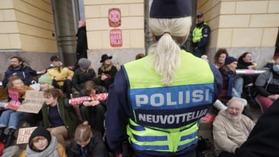 Polisens förhandlare inför demonstranterna utanför Statsrådsborgen den 8 oktober 2021.