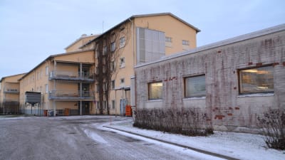 Hotellet i Johannisberg utifrån med gula och röd spräckliga väggar 