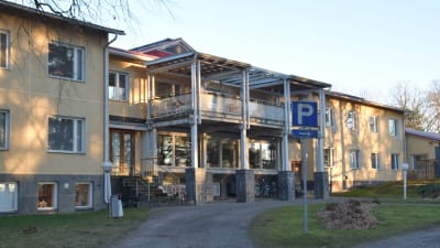 Hagahemmet sett utifrån, ett stort stenhus.