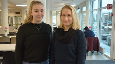 Barnmorskestuderandena Janina Nordlund och Isabella Tallgård på Novia i Vasa.