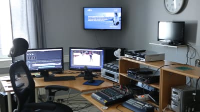Ett rum fyllt med datorskärmar och elektronisk utrustning.