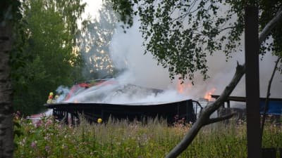 Brandmän som släcker en brand.