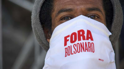 En person i ansiktsskydd i Brasilien.