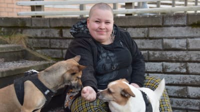 Anja Viljanen-Willén med sina två rescuehundar, som hon kallar dem. 
