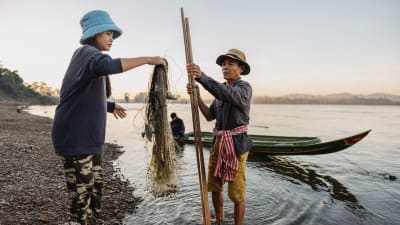 Lean Tat (vas.) ja isä Lean Buok (oik.) Mekong joen varressa Stung Trengin alueella Pohjois-Kambodžassa.