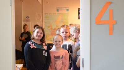 Elever i klass 4 i Kyrkfjärdens skola i Ingå