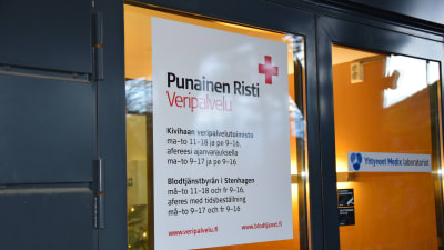 Ytterdörren till Blodtjänst i Stenhagen i Helsingfors. 