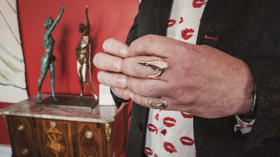 Ted Wallins händer med diverse ringar på fingrarna.
