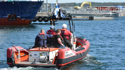 Sjöräddare åker iväg med båten ut till havs från Kasnäs gästhamn.