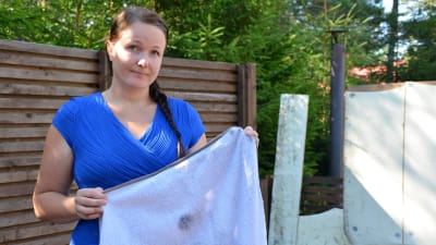 Heidi Iprus med smutsig handduk. 