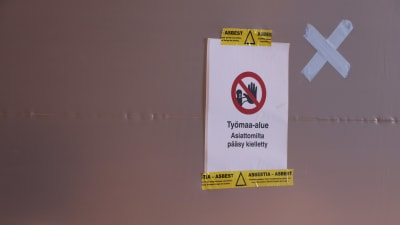 En skylt med varning för asbest.