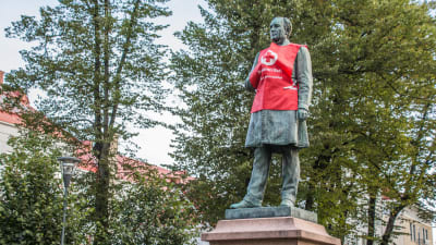 Runebergsstatyn i Borgå iklädd Röda korsets väst