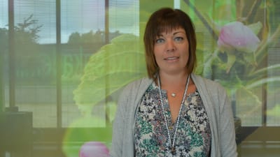 ekofrisörutbildare chatrine antell står vid yrkesakademin i österbotten