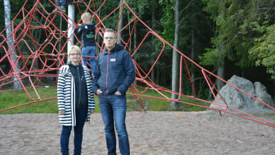 Elisabeth Henriksson och Juha Hartvik vid Sundom skola i Vasa.