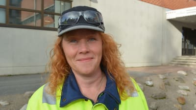 Johanna Järviaho, skiftesmästare på BillerudKorsnäs pappersfabrik i Jakobstad. Iklädd skyddskläder.