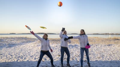 Krista Grundström, Heidi Johansson och Lotta Andström på Tullstranden i Hangö med bollar och frisbeen.