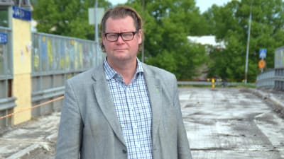 Teknisk direktör Jan Gröndahl på den gamla järnvägsbron i Karis.