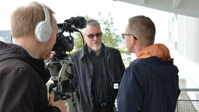 Kriminalinspektör Markku Ranta-aho vid Centralkriminalpolisen intervjuas av Yle Åboland. 