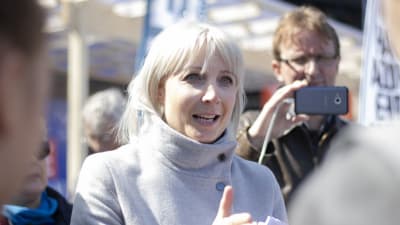 Laura Huhtasaari tapaa ihmisiä Eurooppa-päivässä Narinkkatorilla