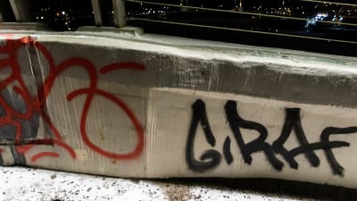 Klotter på broräcket.