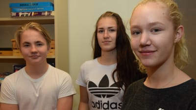 Elever i nian i Hangö högstadium. De heter Rasmus Rantanen, Andrea Müller och Li Winberg.