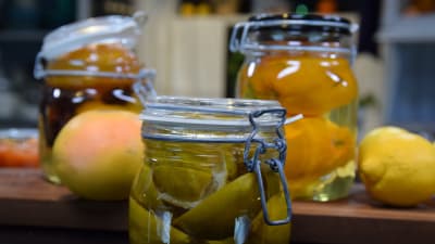 Glasburk med citrusfrukter i sockerlag.