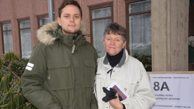 Väljare röstar i presidentvalet i Smedsby.