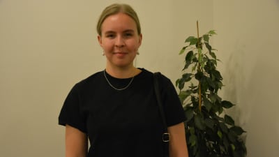 Ung kvinna i svart.