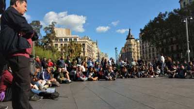 Protesterande studenter håller stormöte på ett torg i Barcelon