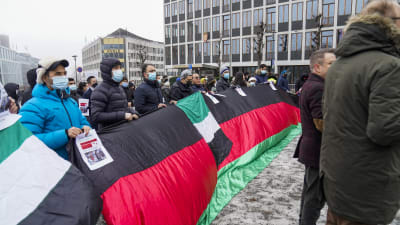På söndagen demonsterade människor utanför det norska utrikesministeriet i Oslo mot det pågående talibanmötet.
