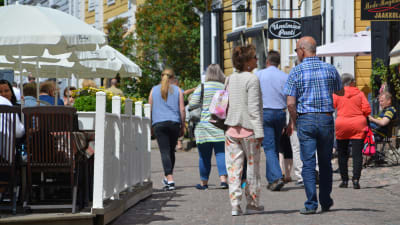 Turister på solig gata i Gamla stan i Borgå.
